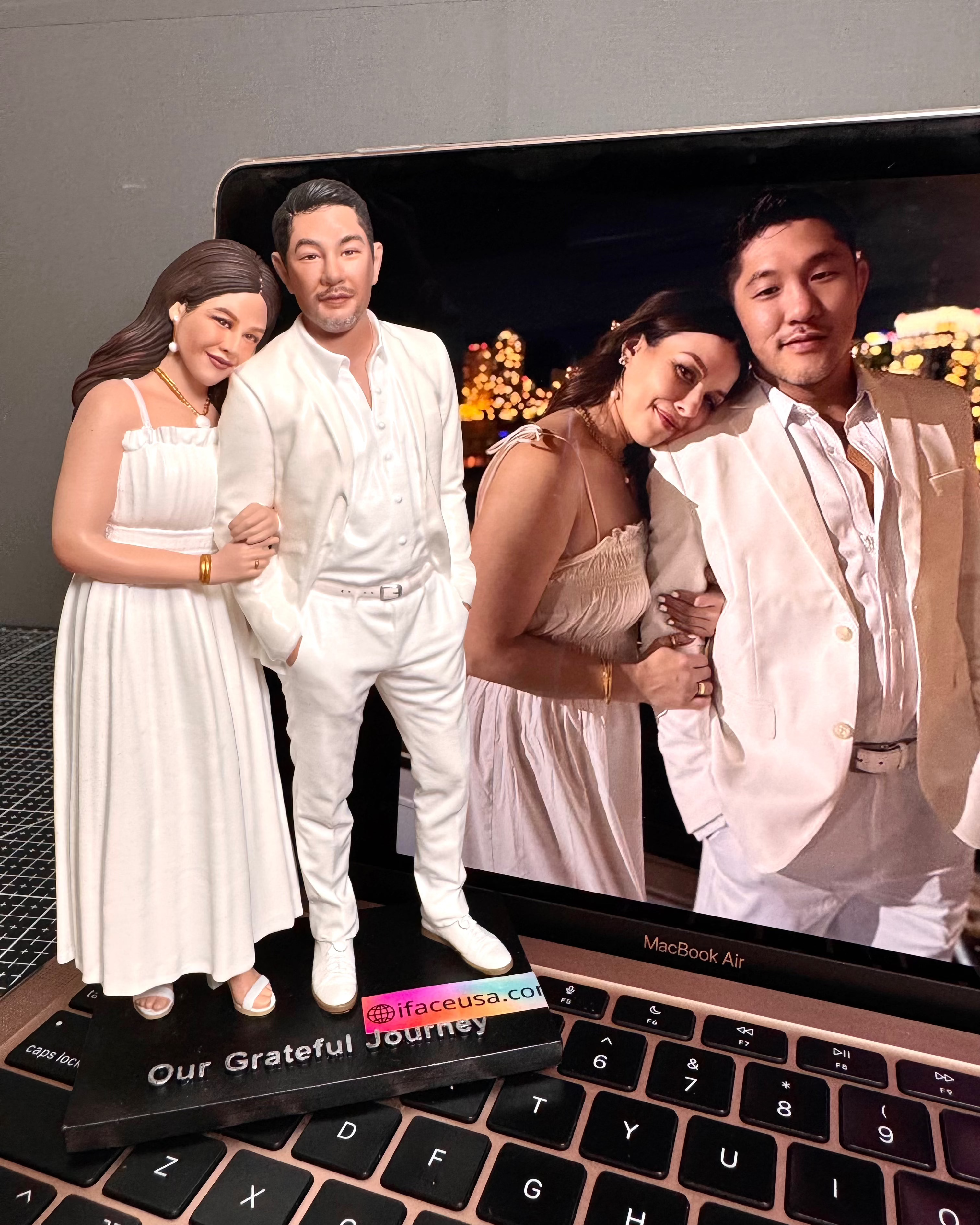 Couple - Parents Statue