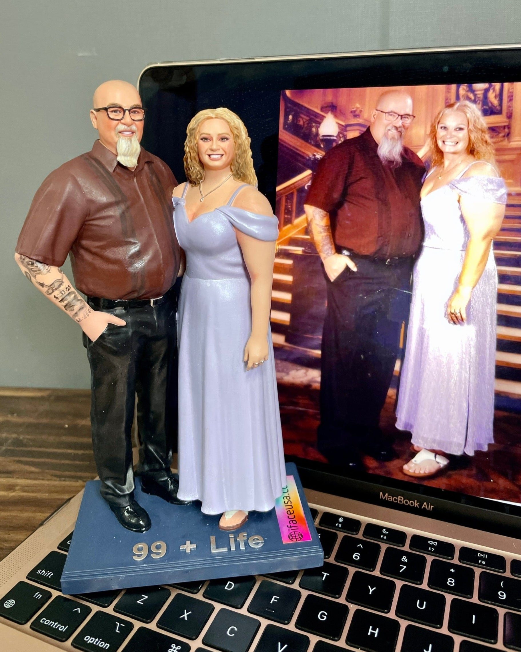 Couple - Parents Statue