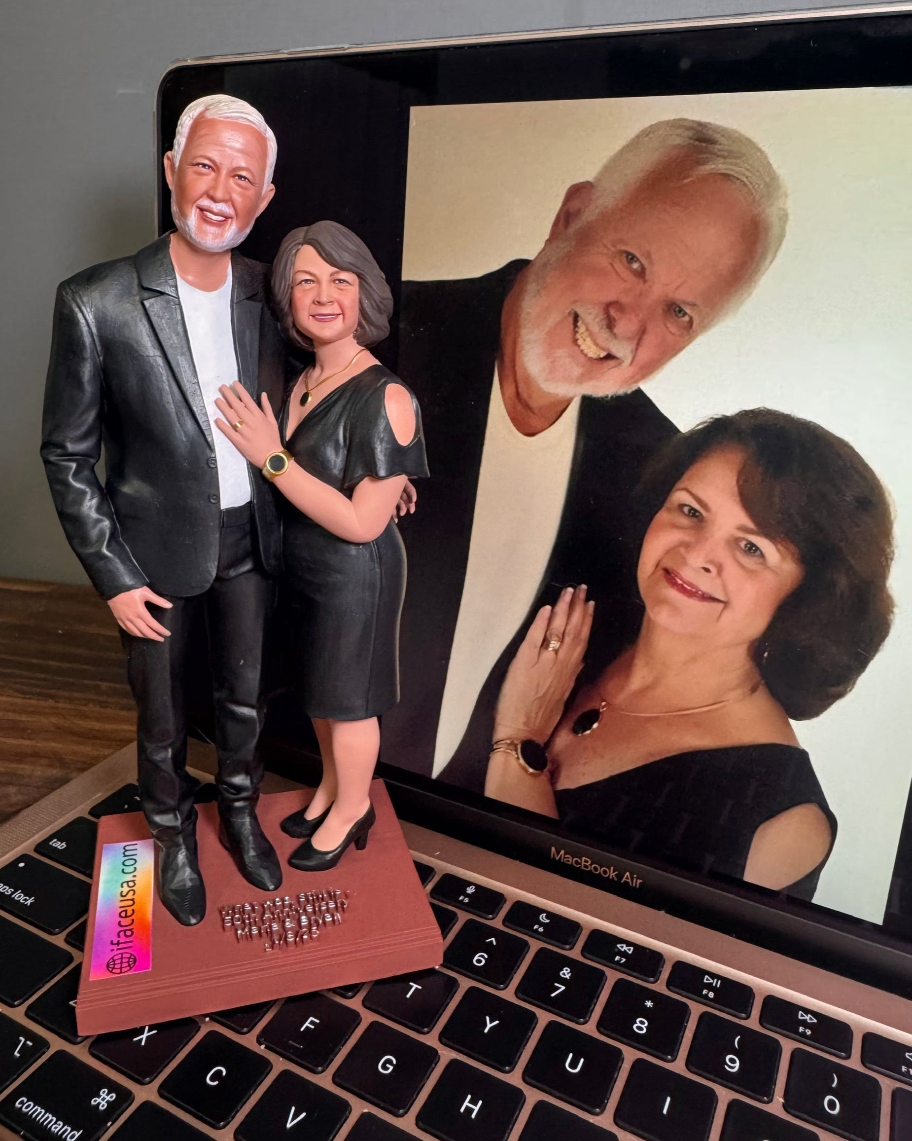 Couple - Parents Statue