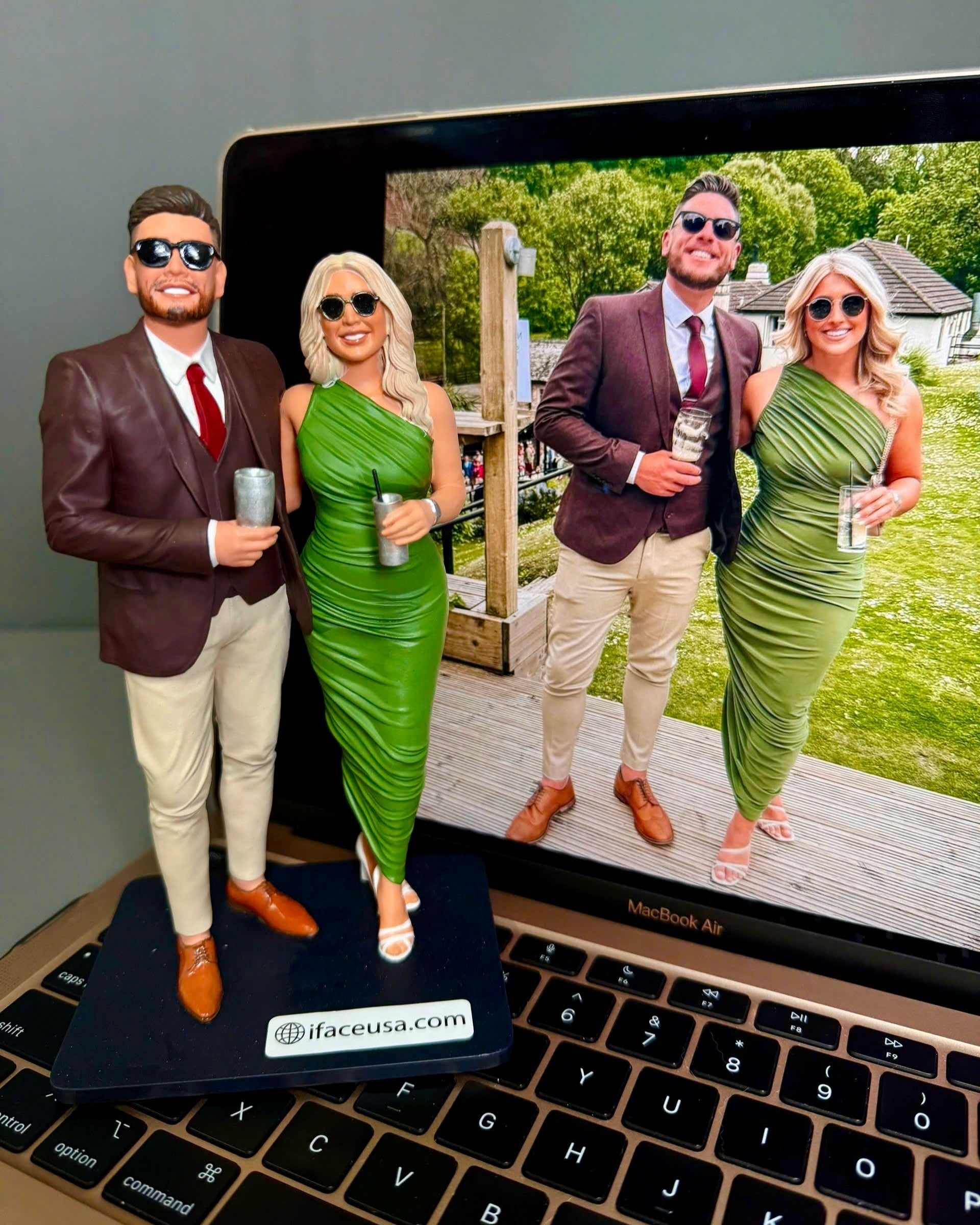 Couple - Parents Statue