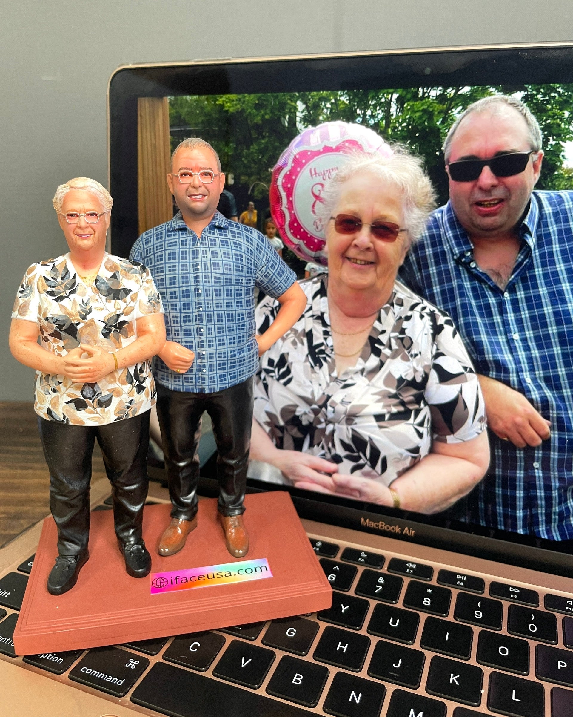 Couple - Parents Statue